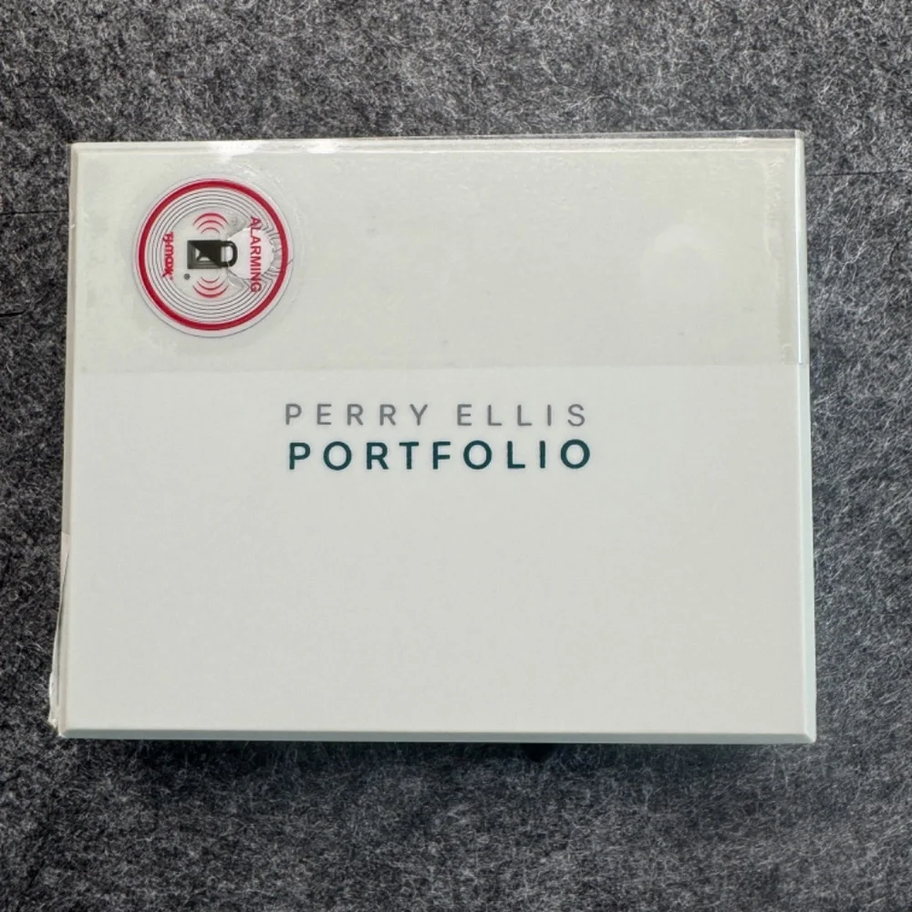 Perry Ellis Portfolio Bifold Passcase Leather Men's Wallet Removable ID Holder